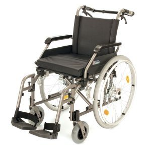 108-23, Invalidní vozík s brzdami, šířka sedu 48 cm